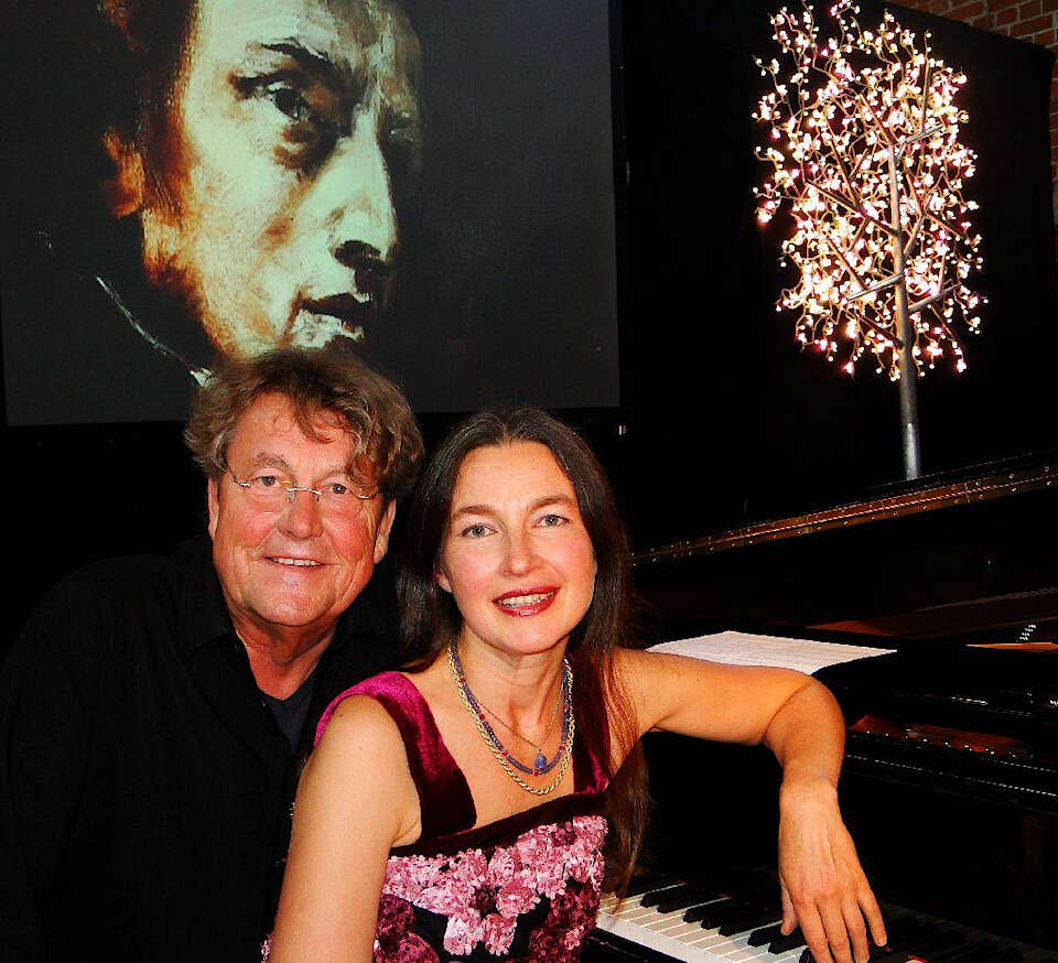 Lutz Görner und Elena Nesterenko vor einem projizierten Portrait von Chopin.