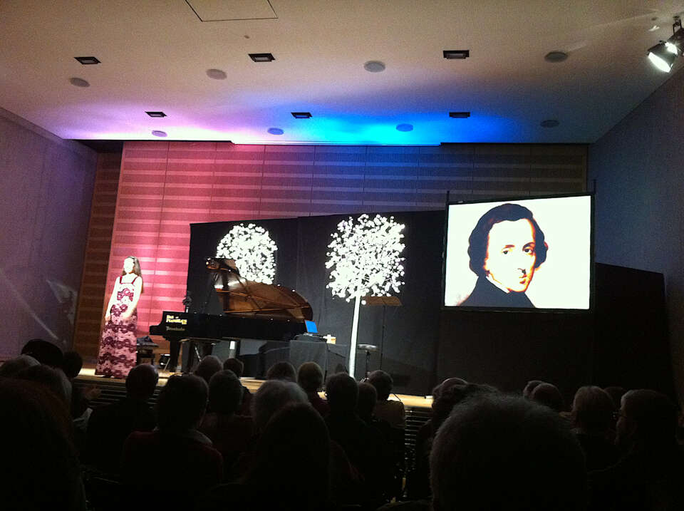 Die Pianistin Elena Nesterenko auf der Bühne