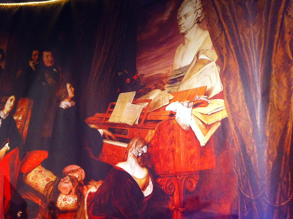 Ausschnitt aus dem Bühnenbild (Franz Liszt am Flügel)